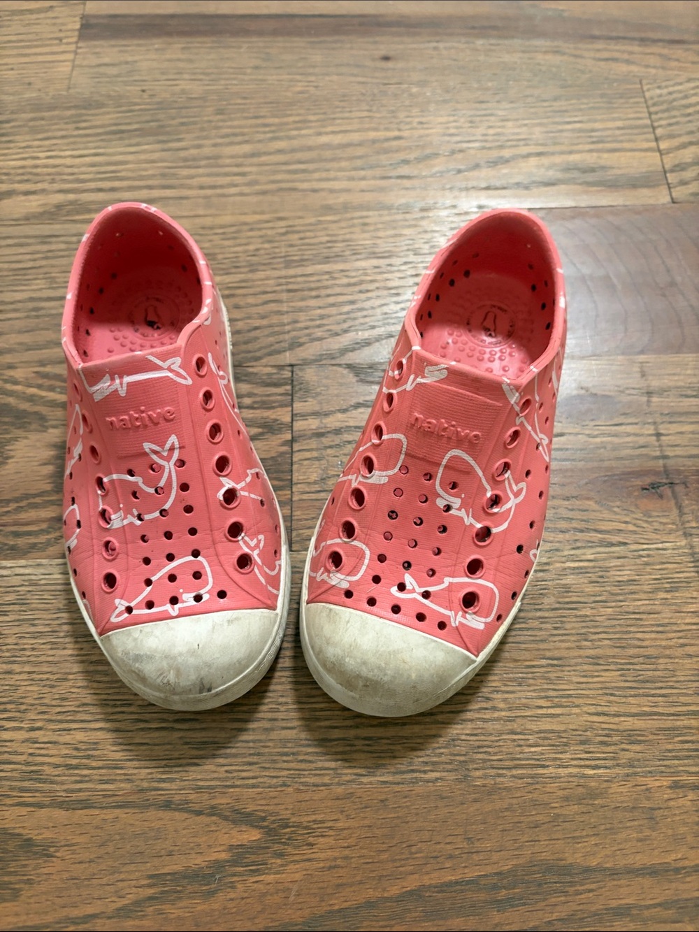 Native Kids Shoes in Coral with White Whale Print girls size 10 play condition
